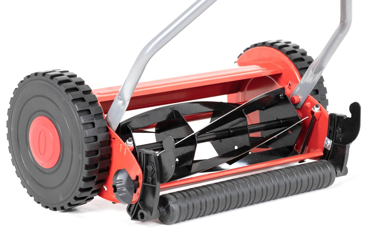 Kosiarka Faworyt TKR380 w pracy na trawniku