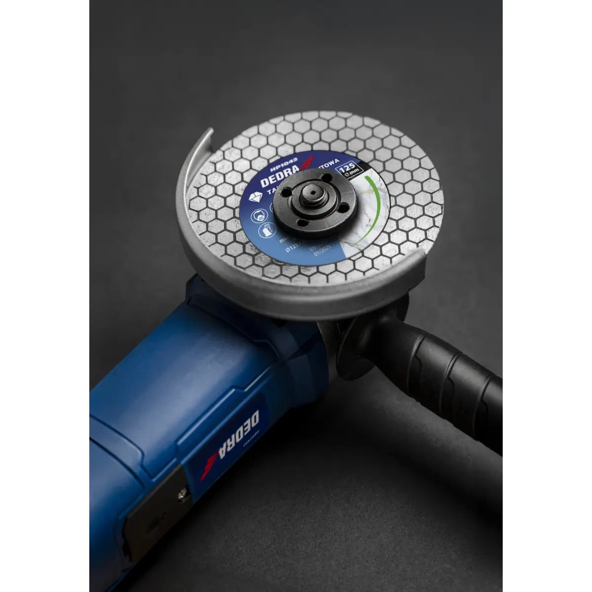 Tarcza diamentowa 125mm łuska DEDRA HP1032 zamontowana w szlifierce kątowej