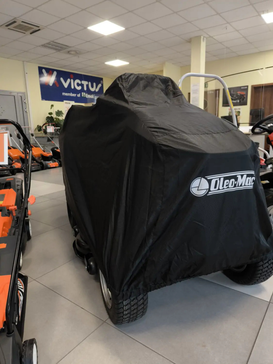 Pokrowiec Oleo-Mac zabezpieczający traktorek ogrodowy w pomieszczeniu