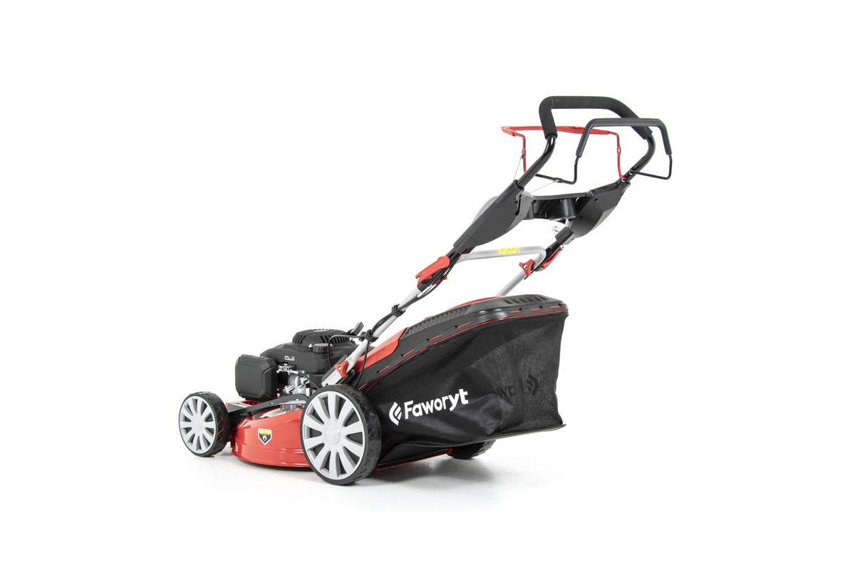 Widok boczny kosiarki FAWORYT SHE51N196L-4W1 podczas pracy