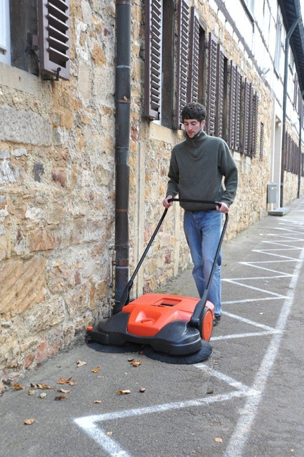 HAAGA 677 ZAMIATARKA ELEKTRYCZNA AKUMULATOROWA RĘCZNA PROWADZONA URZĄDZENIE SPRZĄTAJĄCE Z SYSTEMEM TURBO 77cm PREMIUM  AUTORYZOWANY DEALER HAAGA