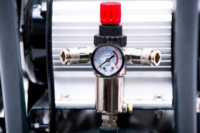 JAGER GERMAN OIL CONTROLLER Vzduchový kompresor 100L 8BAR 350l/Min 2,2 kW 230V Výkonné věci