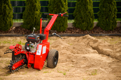 CEDRUS KP01 / DR-TR-15 / GF800 / GBT-150 ZAHRADNÍ LOUPEŽNICKÁ LOUPEŽNICKÁ LOUPEŽNICKÁ LOUPEŽNICKÁ MINIKOPERKA pro pokládku trubek, kabelů atd. 15 hp / 60cm DR-TR-15 - EWIMAX - OFICIÁLNÍ DISTRIBUTOR - AUTORIZOVANÝ PRODEJCE CEDRUS