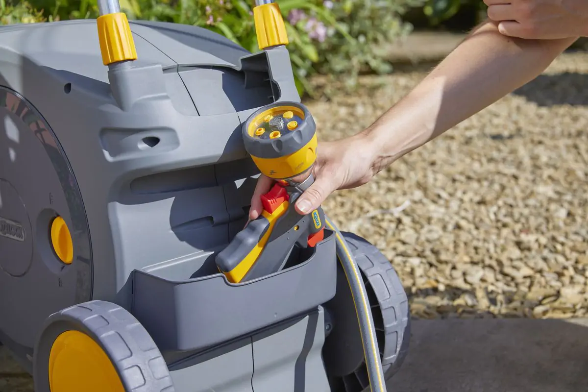 Schowek na akcesoria w mobilnym bębnie automatycznym Hozelock AutoReel