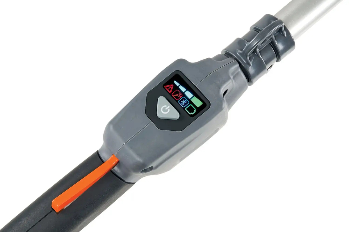 Oleo-Mac BCI 530D 56V podczas pracy w ogrodzie