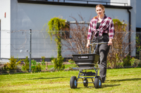 CEDRUS SP31552A 26 l – secí a rozmetací zařízení pro zahradní traktor na osivo, hnojivo, sůl a písek – Poj. 29 L