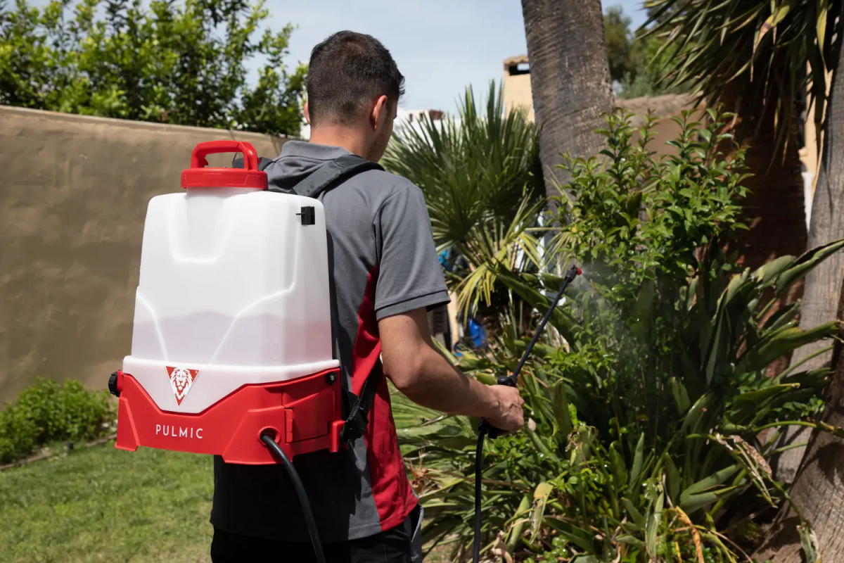 Pulmic Pegasus 15 Agro backpack sprayer in the garden