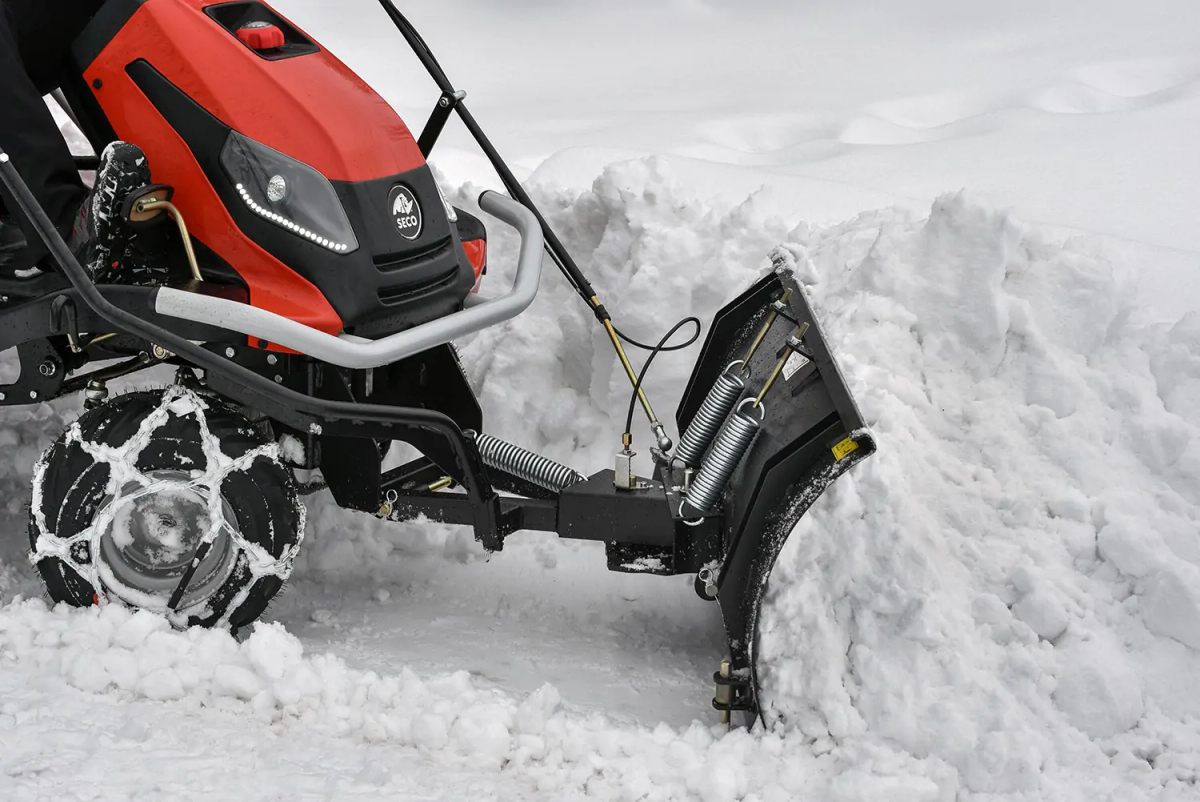 Pług śnieżny SR120 bez mocowania podczas pracy z traktorem Oleo-Mac na śniegu