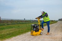 CEDRUS ZG04 DIESELOVÝ PŮDNÍ KOMPAKTOR 160 KG S HYDRAULICKÝM ZPĚTNÝM CHODEM OBOUSMĚRNÝ DOPŘEDU-DOZADU 6,9 KM + TRANSPORTNÍ KOLA - AUTORIZOVANÝ PRODEJCE CEDRUSU