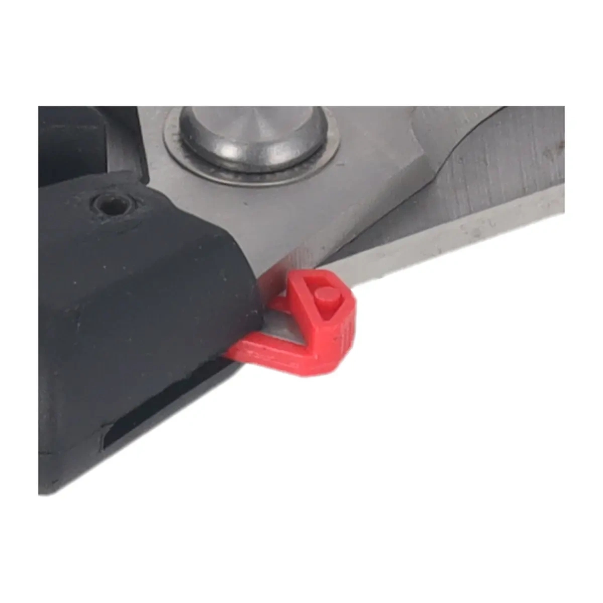 Close-up of the blades on the DEDRA 12P020 cable cutter