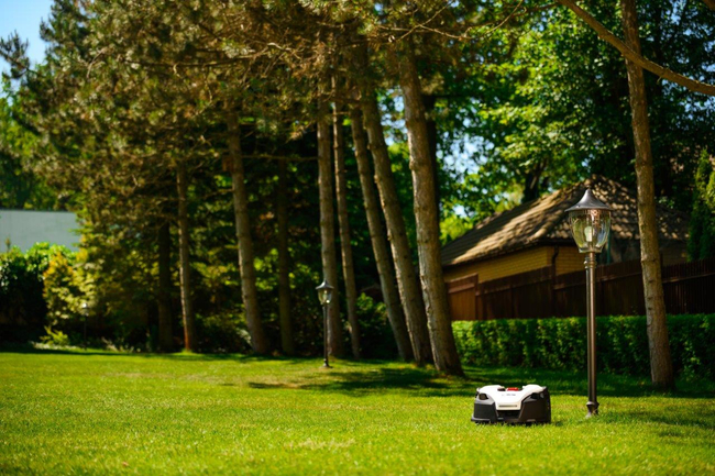 CEDRUS L20+ AUTOMATICKÝ ŽACÍ ROBOT PRO 2000m2 C-MOW - OFICIÁLNÍ DISTRIBUTOR - AUTORIZOVANÝ PRODEJCE CEDRUS